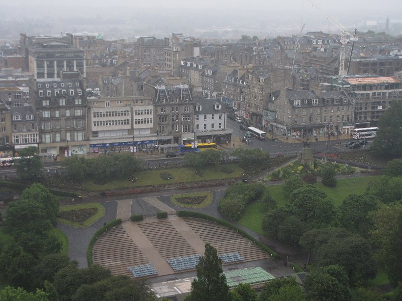 regenachtig edinburgh.jpg - Het is nevelig in Edinburgh en het miezert. Weinig uitzicht en niets te beleven in Princes street gardens.